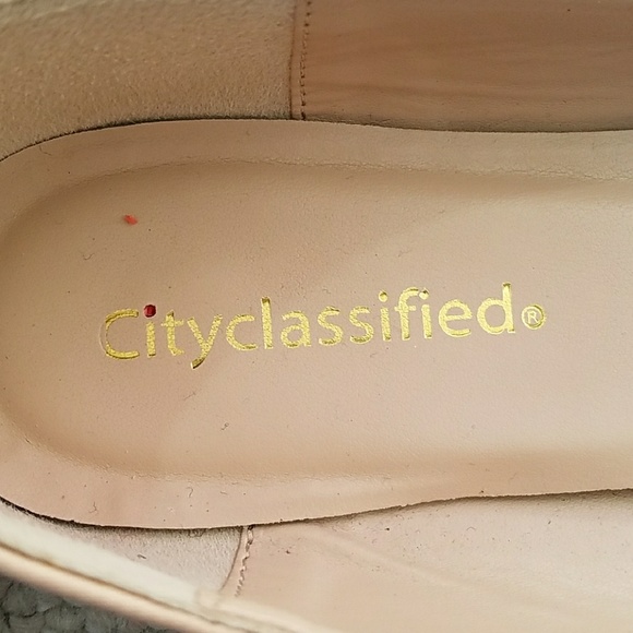 Nude pointed flats w/ gold accents size 7.5 - Picture 7 of 7